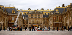 اندلاع حريق في قصر فرساي بفرنسا