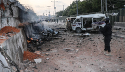 Car bomb kills 9, injures 20 outside restaurant in Somalia's capital